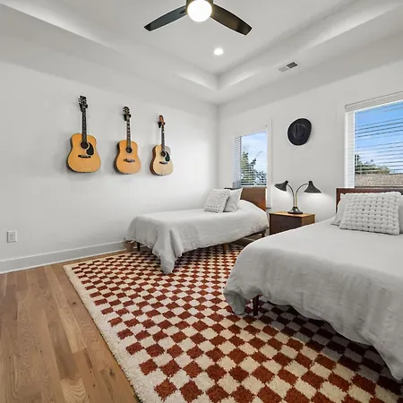 Mid-century Luxury Rooftop Lounge Near Broadway Holiday home *