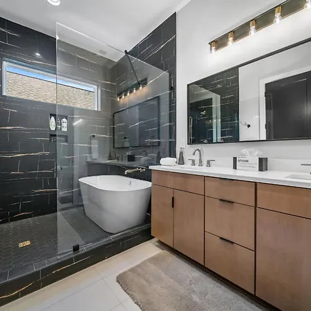 Mid-century Luxury Rooftop Lounge Near Broadway Holiday home