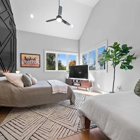 Mid-century Luxury Rooftop Lounge Near Broadway Holiday home