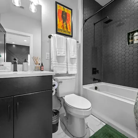 Mid-century Luxury Rooftop Lounge Near Broadway Holiday home *