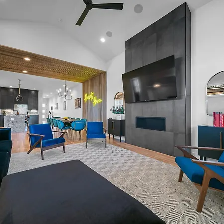 Mid-century Luxury Rooftop Lounge Near Broadway Holiday home