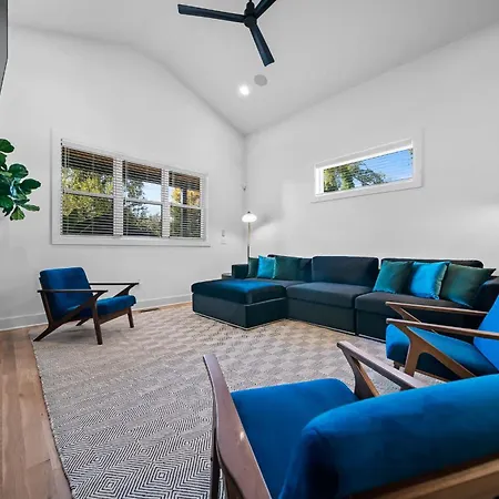 Mid-century Luxury Rooftop Lounge Near Broadway Holiday home