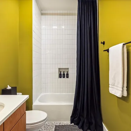 Apartment Rooftop Views Stylish Decor Nash Downtown Access *