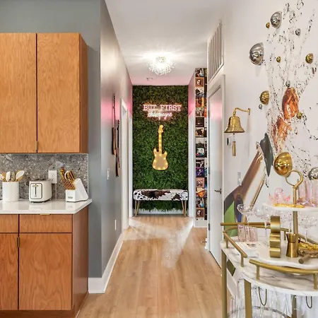 Apartment Rooftop Views Stylish Decor Nash Downtown Access *