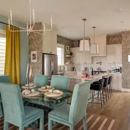 The Lyric - New Luxury Home, Rooftop With Firepit! Holiday home
