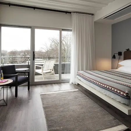 Moxy Vanderbilt Area Hotel 3*