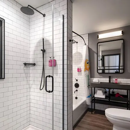 Hotel Moxy Vanderbilt Area