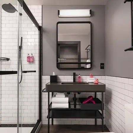Hotel Moxy Vanderbilt Area 3*