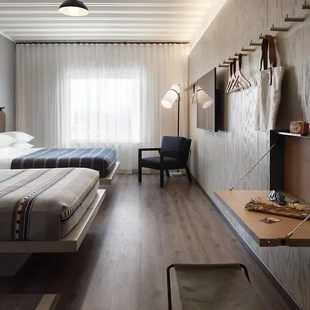Moxy Vanderbilt Area Hotel 3*