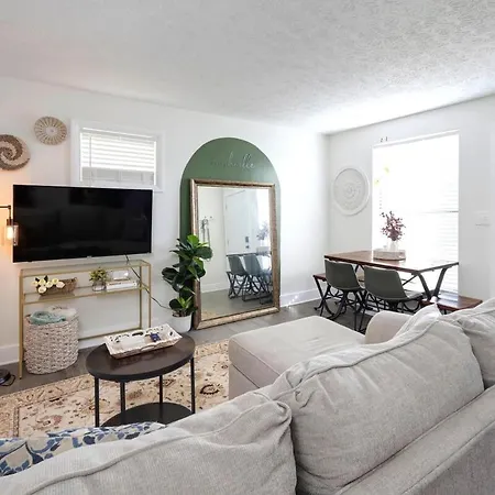 Apartment Near Downtown, King Bed, Private Yard, Free Parking