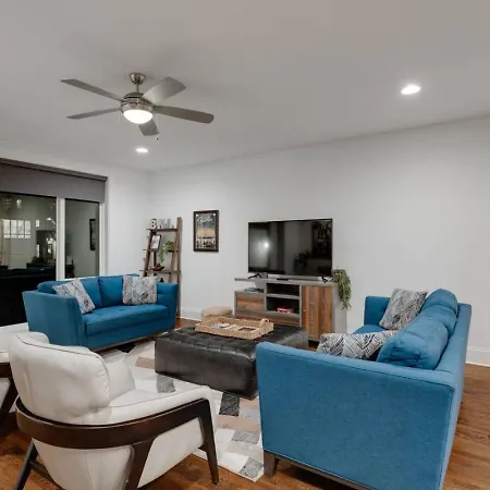 Elegant Townhouse Near Broadway