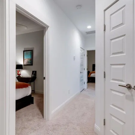 Elegant Townhouse Near Broadway *
