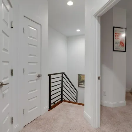 Elegant Townhouse Near Broadway Holiday home