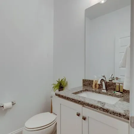 Elegant Townhouse Near Broadway *