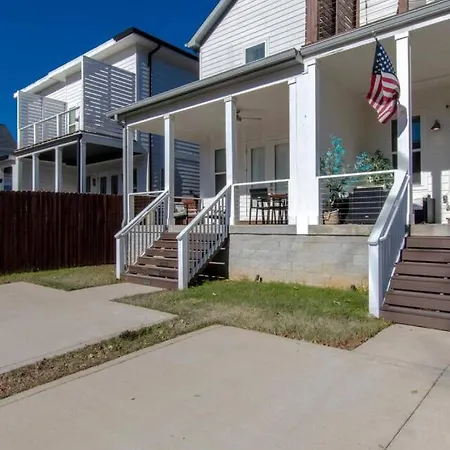 Spectacular Vibes - 5 Stars - Giant Covered Patio Holiday home *