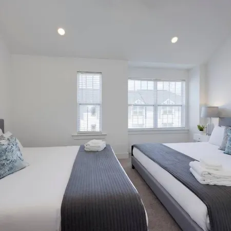 Minutes To Broadway Stylish Gated Townhome Holiday home