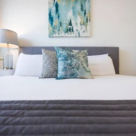 Minutes To Broadway Stylish Gated Townhome Holiday home