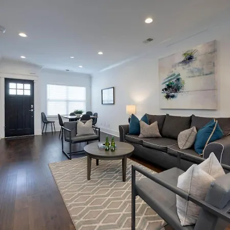 Minutes To Broadway Stylish Gated Townhome *