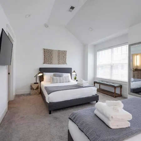 Minutes To Broadway Unwind In Style Holiday home *