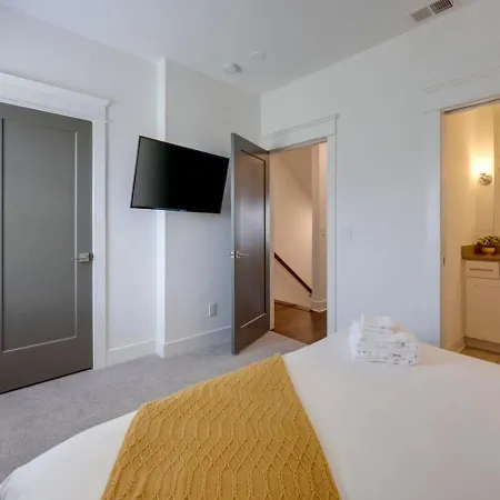 Minutes To Broadway Pet Friendly Escape