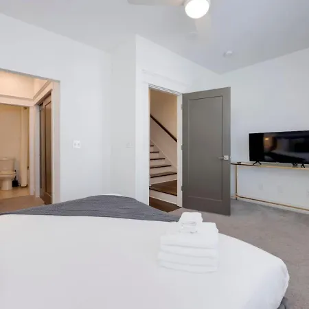Holiday home Minutes To Broadway Pet Friendly Escape *