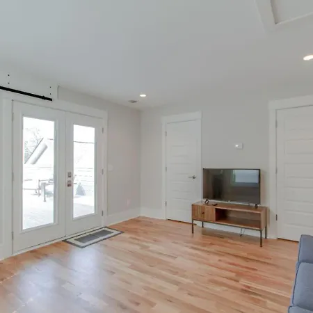 East Nash Luxury Four Bedrooms Huge Rooftop Patio Holiday home Nashville