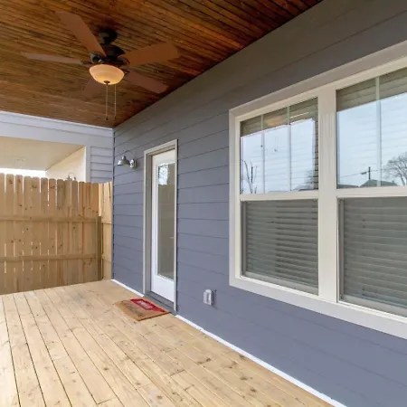 East Nash Luxury Four Bedrooms Huge Rooftop Patio Holiday home