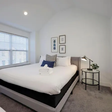 Minutes To Broadway Gorgeous Gated Townhome *
