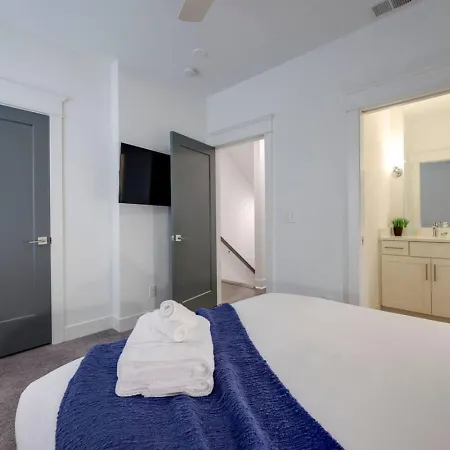 Minutes To Broadway Gorgeous Gated Townhome