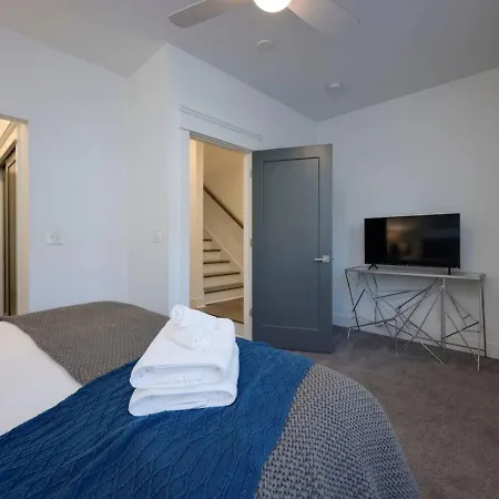 Minutes To Broadway Gorgeous Gated Townhome Holiday home *