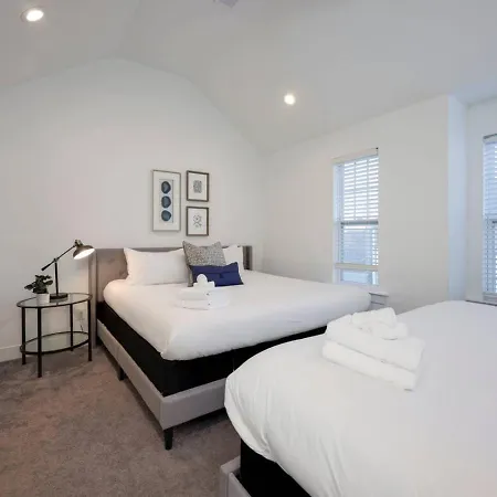 Minutes To Broadway Gorgeous Gated Townhome *