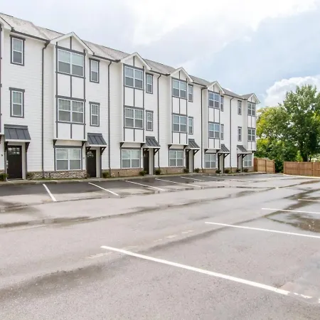 Minutes To Broadway Gorgeous Gated Townhome