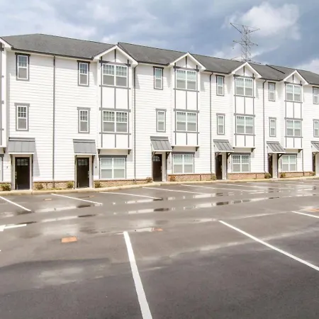 Minutes To Broadway Gorgeous Gated Townhome Holiday home