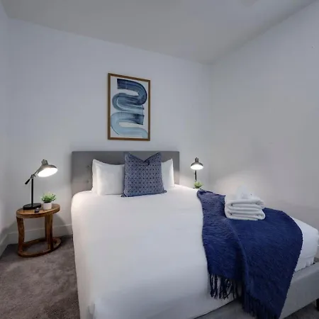 Minutes To Broadway Gorgeous Gated Townhome Holiday home