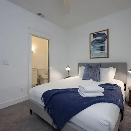 Minutes To Broadway Gorgeous Gated Townhome *
