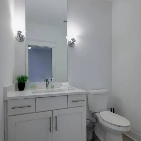 Minutes To Broadway Gorgeous Gated Townhome
