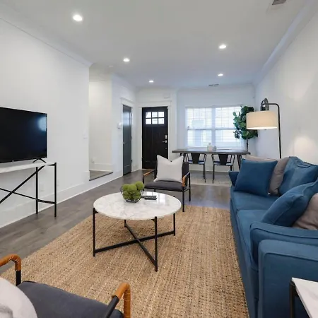 Minutes To Broadway Gorgeous Gated Townhome Holiday home