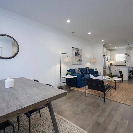 Minutes To Broadway Gorgeous Gated Townhome
