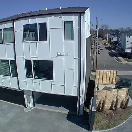 Spacious Contemporary Townhome With Private Rooftop Holiday home