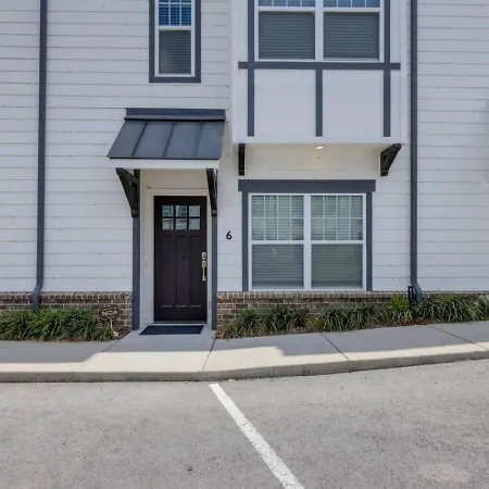 Minutes To Broadway Spacious Townhouse Holiday home Nashville