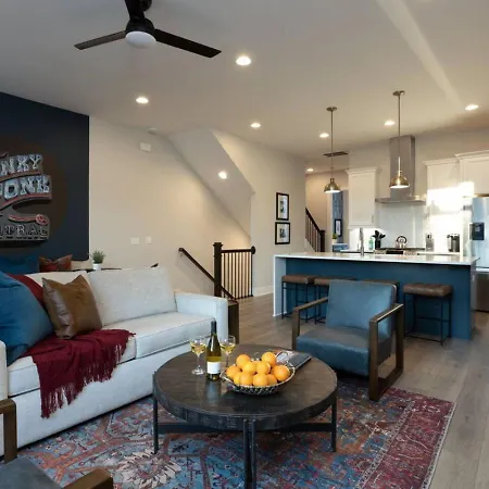 Large Royal Townhome Beautiful Design And Rooftop *