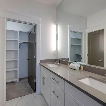 Holiday home Minutes To Broadway Spacious Townhouse *