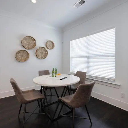Minutes To Broadway Spacious Townhouse