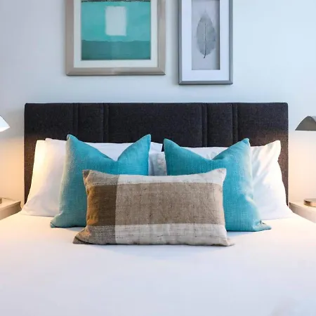 Minutes To Broadway Spacious Townhouse Holiday home