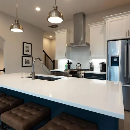 Holiday home Large Royal Townhome Beautiful Design And Rooftop *