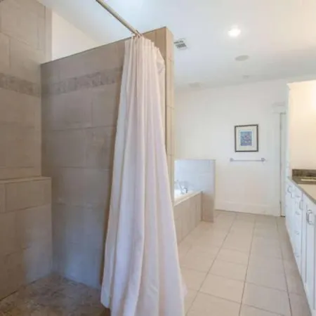 Holiday home Huge Vandy Minutes To Downtown Walk To Grocery