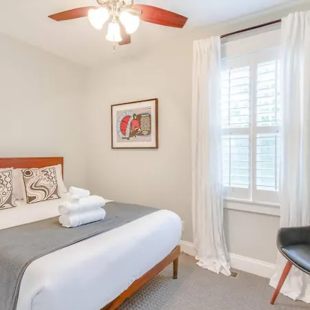 East Paradise 4 Bedroom Large Backyard *