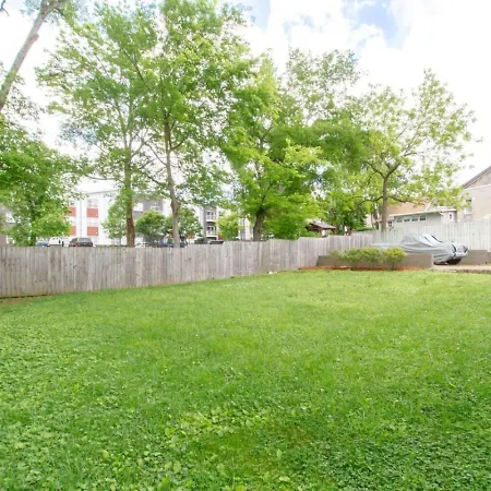 East Paradise 4 Bedroom Large Backyard