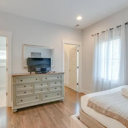 Hilltop Charmer Super Close To Downtown Three Bedroom Holiday home Nashville