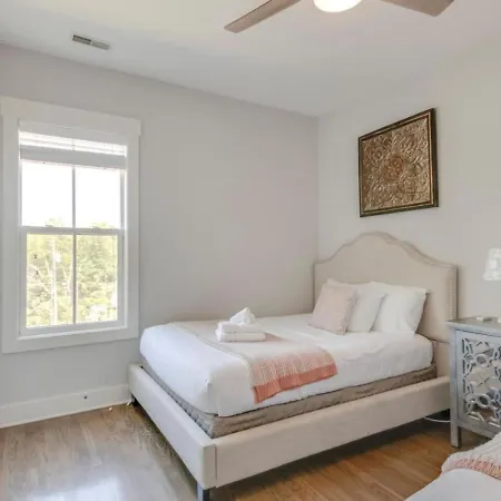 Hilltop Charmer Super Close To Downtown Three Bedroom
